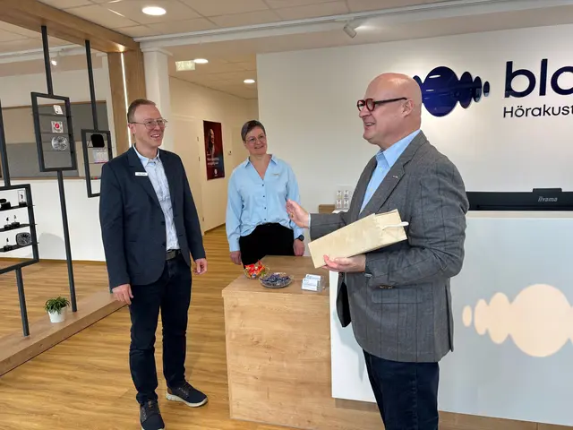 WKO-Obmann Peter Sükar überreichte Gregor Sommer ein Einstandsgeschenk. | Foto: MeinBezirk/Harald Almer