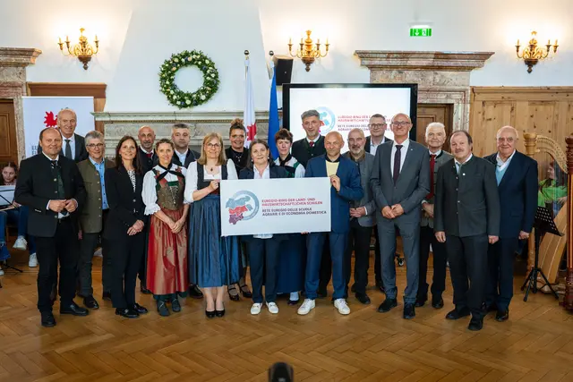 Historisches Foto mit Vertretern der Euregio-Politik, Gründungsmitgliedern sowie amtierenden und früheren SchuldirektorInnen. | Foto: Land Tirol/Fitsch