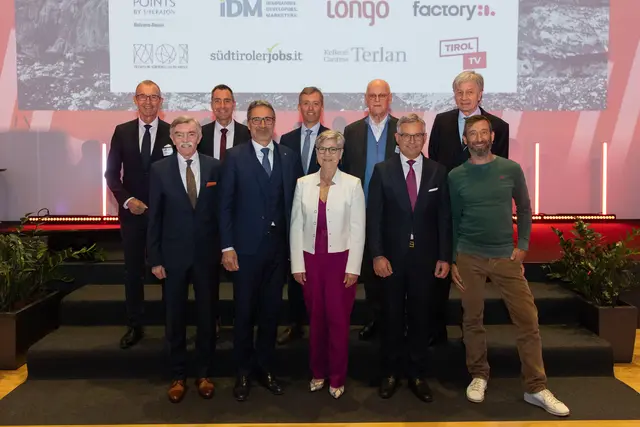 V.l. hinten: Andreas Altmann, Christian Pfeifer, Alexander Rieper, Rudolf Scharping, Gerhard Brandstätter; vorne: Hans-Lothar Domröse, Arno Kompatscher, Ulrike Tagscherer, Magnus Brunner, Daniel Krauss.
 | Foto: Ingrid Heiss