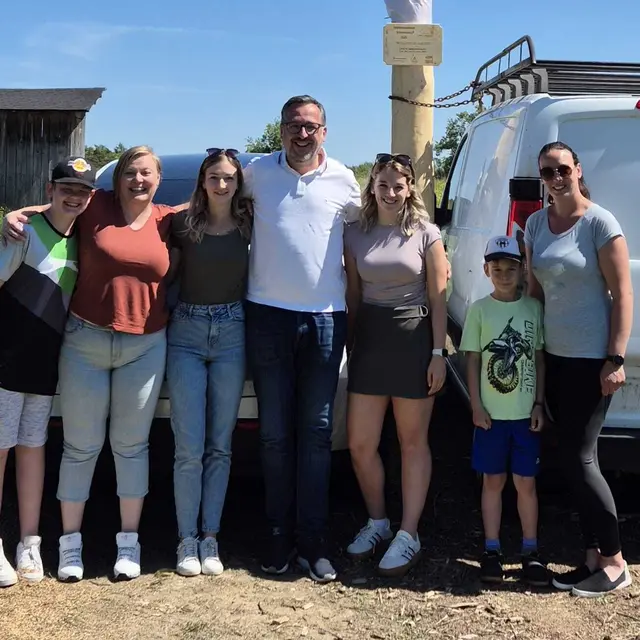 Als Strafe stellen Kickerinnen nach Maibaum-Klau den Baum auf
