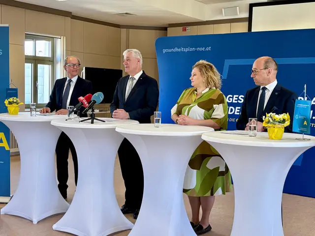 Zahlreiche Medienvertreter stellten ihre Mirkofone bei der Pressekonferenz auf. | Foto: Markus Kahrer