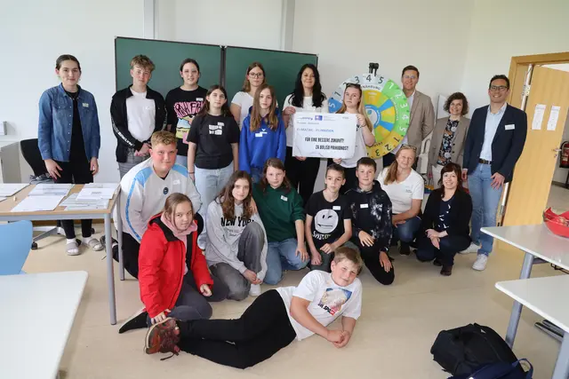 Die Organisatoren des Klimatages mit Teilnehmerinnen und Teilnehmern an der Mittelschule St. Ann am Aigen | Foto: MeinBezirk/Johann Schleich