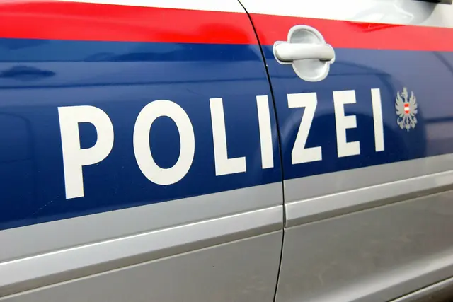 Bei einem Verkehrsunfall in Innsbruck kam es zu einer Kollision zwischen einem Pkw und einem Rennradfahrer. Der 55-Jährige wurde dabei verletzt und in die Klinik Innsbruck gebracht. | Foto: LPD