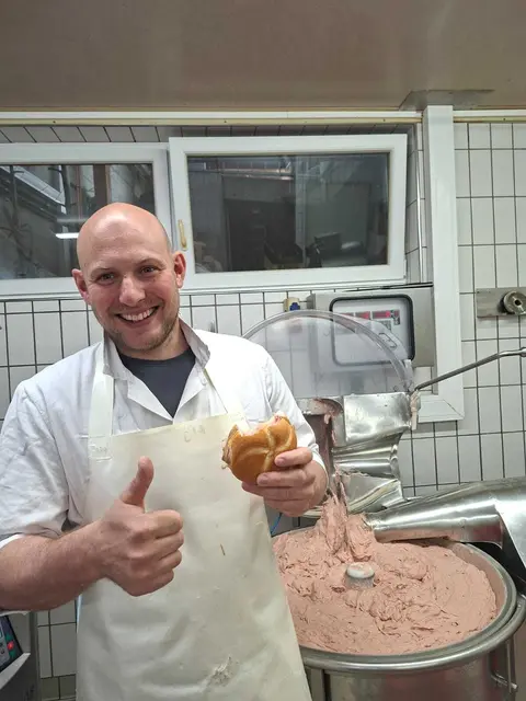 Metzgermeister Romed Plank von der Bartlhof Metzgerei in Thaur sieht in der Auszeichnung ein Zeichen für zufriedene Kundinnen und Kunden. | Foto: Bartlhof Metzgerei 