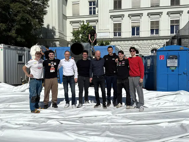 Glückliche Gesichter: Bald wird am Bacherplatz wieder Handball gespielt. In der Mitte Bezirksvorsteher Michael Luxenberger (Grüne). | Foto: BV5