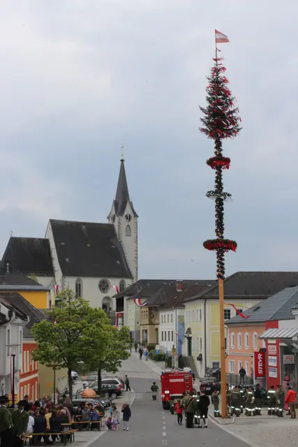 Der Maibaum wird in Pabneukirchen traditionell von der FF Pabneukirchen aufgestellt. Heuer ist ein Maibaumfest am Sonntag, 3. Mai, ab 9.30 Uhr am Marktplatz.  | Foto: Zinterhof