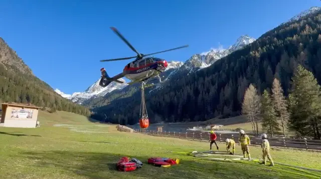 Im Einsatz auch die Libelle Tirol - Hubschrauber der Polizei.  | Foto: zoom.tirol