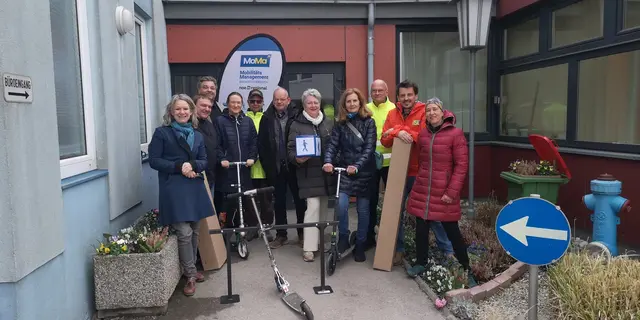  Vertreter der Gemeinden holten sich gemeinsam mit Mobilitätsmanagerin Marceline Martischnig (li.) die Rollerabstellanlagen am Wirtschaftshof in Korneuburg ab: Gemeinderat Bernhard Ebhart (Niederrußbach), Bürgermeister Jürgen Duffek (Niederhollabrunn), Alexandra Lorenz (Bauamt Langenzersdorf), Karl Riegler (Bauhof Niederrußbach), Bürgermeister Gerhard de Witt (Großmugl), Bürgermeisterin Magdalena Batoha (Leobendorf), Gemeinderätin Roswitha Lehner (Langenzersdorf), Roland Maurer (Bauhofleiter Korneuburg), Patrick Rauscher (Bauamt Korneuburg) und Sonja Eder (LEADER Weinviertel Donauraum).
 | Foto: NÖ. Regional