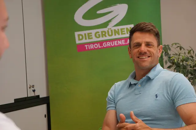 Gebi Mair im Interview mit Maximilian Sprenger. Klubobmann Mair ist selbst ehrenamtlich im Rettungsdienst tätig.  | Foto: MeinBezirk/Mantinger