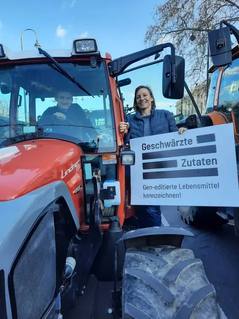 Verena Brabec-Wolf und ihr Sohn Johannes Brabec demonstrieren für mehr Herkunftskennzeichnung und weniger Bürkratie. | Foto: Brabec-Wolf