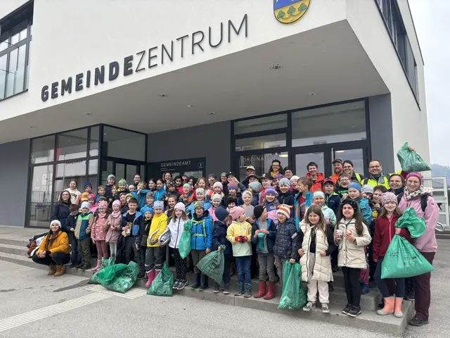 Im Rahmen der heurigen Müllsammelaktion „Hui statt Pfui“ zogen Schüler, Lehrer und zahlreiche Helfer aus, um Wege, Wiesen, Bachläufe und Straßengräben im Ort von achtlos weggeworfenem Müll zu befreien. | Foto: VS Inzersdorf