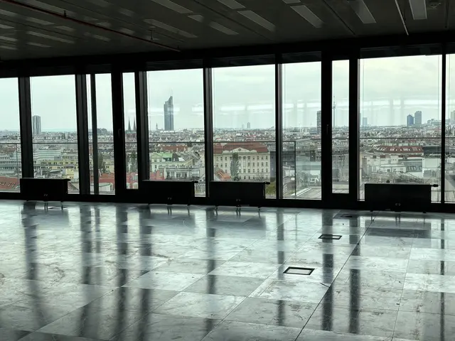 Von den in der Endphase der Bauarbeiten befindlichen Büros im Dachgeschoß hat man einen beeindruckendenn Ausblick über die Stadt. | Foto: Mathias Kautzky/MeinBezirk