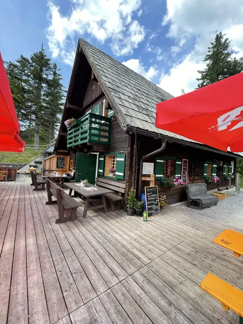 Die Theodor-Körner-Hütte wird derzeit noch renoviert, erstrahlt aber schon bald in neuen Glanz.  | Foto: Alpenverein/Verena Helminger