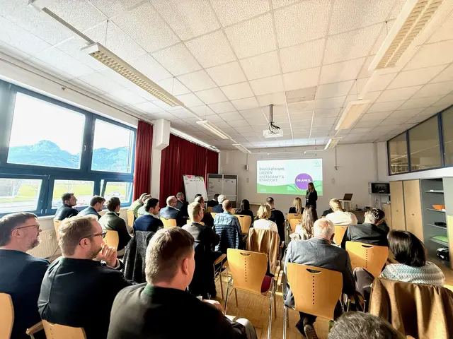 Rund 40 Vertreterinnen und Vertreter aus Wirtschaft, Landwirtschaft, Arbeitnehmerbereich und Gesellschaft arbeiteten gemeinsam an Lösungen für die Region. | Foto: STVP