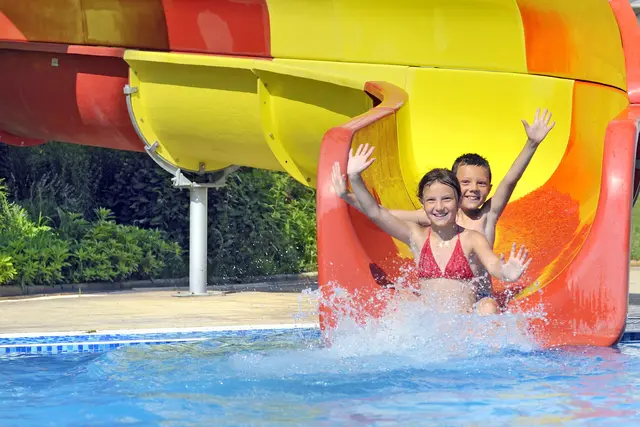 Im Freibad wartet das klassische Badevergnügen mit Sprungturm, Liegewiese und Wasserrutsche, perfekt für Familien und Sonnenanbeter. | Foto: panthermedia/jordache