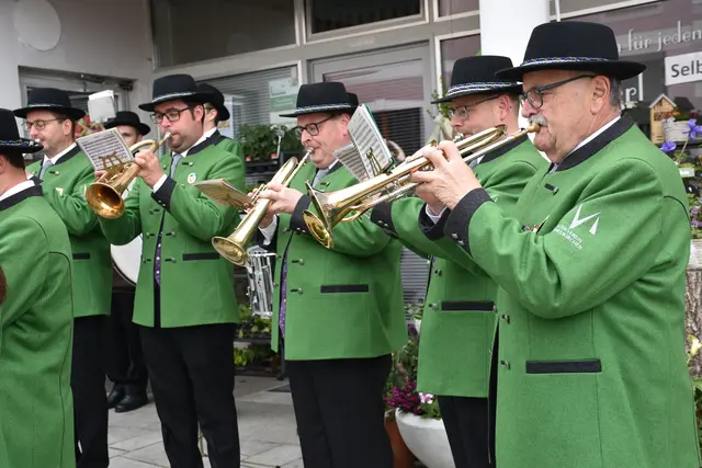 Der Maibaum wird in Pabneukirchen traditionell von der FF Pabneukirchen aufgestellt. Heuer ist ein Maibaumfest am Sonntag, 3. Mai, ab 9.30 Uhr am Marktplatz.  | Foto: Zinterhof