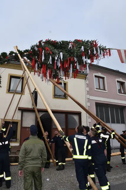 Der Maibaum wird in Pabneukirchen traditionell von der FF Pabneukirchen aufgestellt. Heuer ist ein Maibaumfest am Sonntag, 3. Mai, ab 9.30 Uhr am Marktplatz.  | Foto: Zinterhof