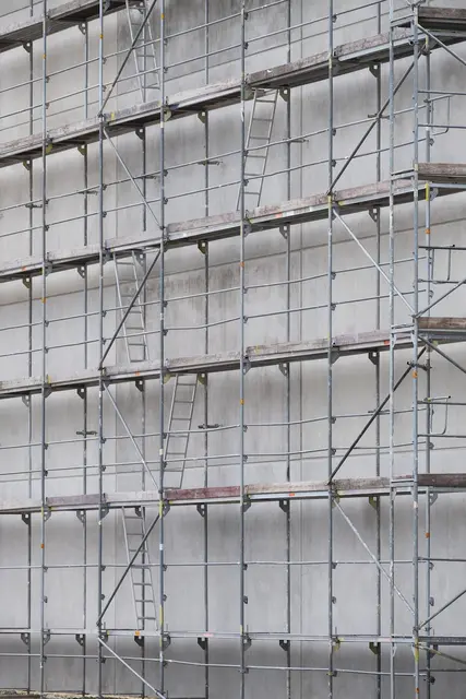 31-jähriger Bauarbeiter bei Sturz aus rund drei Metern Höhe verletzt