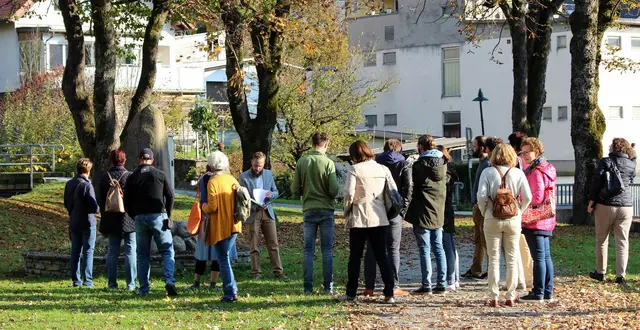 Stadtspaziergang gegen das Vergessen (Station auf dem Bild: Schützenpark Hermagor).  | Foto: Verein Erinnern Gailtal