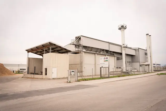 Das Heizwerk Civitas Nova versorgt neben der Abwärmeeinspeisung der Firma Fundermax das Naturwärmenetz mit umweltfreundlicher Wärme. | Foto: EVN / Nadine Studeny