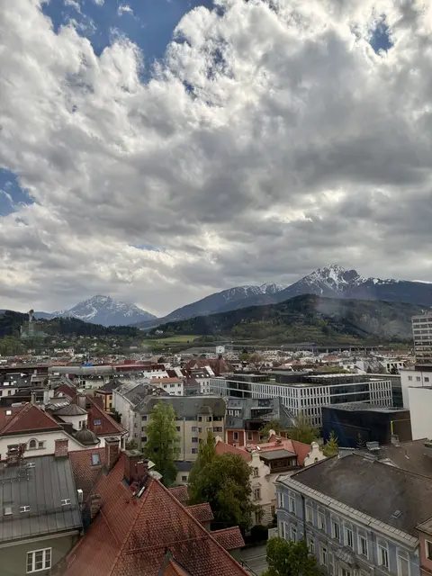 Alpine Kulisse als ständiger Begleiter: DAS RAIQA fügt sich in eine einzigartige Landschaft ein und schafft neue Perspektiven auf die Region. | Foto: Lea Mantinger