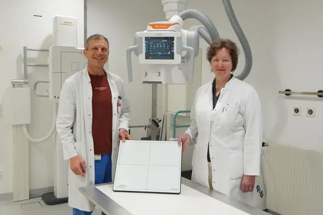 Elke Gizewski, Direktorin Univ.-Klinik für Radiologie und Stefan Heiß, Leiter der Radiologietechnologie, präsentieren eines der vier neuen Röntgengeräte mit dem Detektor. | Foto: tirol kliniken