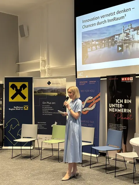 Lisa Fuchs (FiW Ried) führte durch den Abend | Foto: Raiffeisenbank Region Schärding