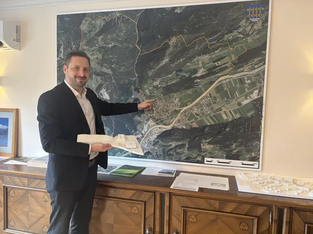 Mit dem Modell der neuen Schule – Bürgermeister Andreas Gang zeigt sich zuversichtlich, was den baldigen Bau der neuen Volksschule betrifft.   | Foto: Martina Obertimpfler 