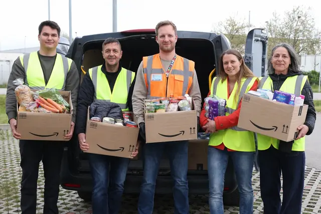 (v.l.nr.) Florian Zauner und Robert Koncsek (Die Tafel Österreich, Logistik), Florian Brezina (Amazon), Petra Wintner und Tanja Berber (Caritas der Erzdiözese Wien) | Foto: atharina Schiffl