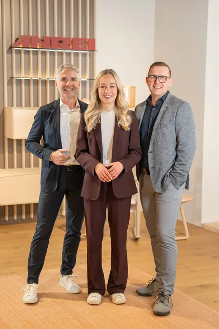 Geschäftsführerin Klara Reisinger mit Verkaufsleiter Erich Ritt (links) und Betriebsleiter Manfred Kamleitner. | Foto: ANREI