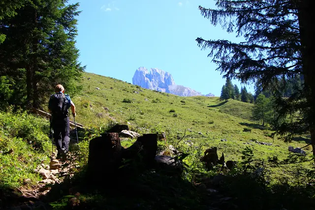 Die Bischofsmütze ist dominant sichtbar. | Foto: Maria Tiefenbacher-Schöndorfer