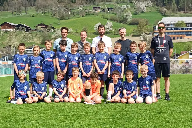 Das U9-Nachwuchsteam des Fußballvereins St. Veit freut sich über neue Mannschaftsdressen. | Foto: Auto Pirnbacher