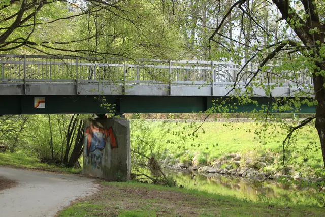 ....Brückenpfeiler werden gerne mit Graffitis "geschmückt".🫣