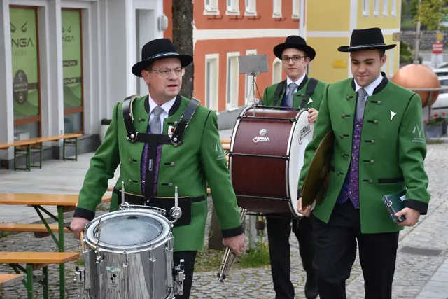 Der Maibaum wird in Pabneukirchen traditionell von der FF Pabneukirchen aufgestellt. Heuer ist ein Maibaumfest am Sonntag, 3. Mai, ab 9.30 Uhr am Marktplatz.  | Foto: Zinterhof