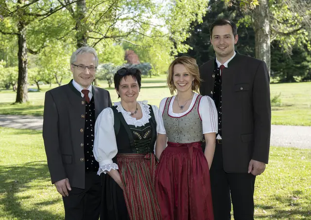 Die Familie Gritzner und Morgenstern verlost ein Kärntner Heimatwerk Trachtenoutfit für Sie und Ihre Begleitung.  | Foto: Franz Gerdl