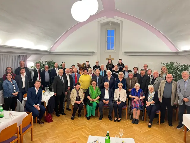 Viele Gratulantinnen und Gratulanten stellten sich zu einer Feier anlässlich des 70. Geburtstags des ehemaligen Superintendenten Manfred Koch in Stadtschlaining ein. | Foto: Carsten Marx