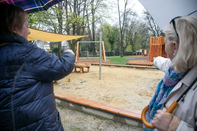 Der neue Park in Gnigl bietet unter anderem einen erweiterten Sportbereich mit Streetball, Tischtennis und Bewegungsinsel, Aktivitätsangebote wie ein Kletternetz und Trampolin sowie vielfältige Spielmöglichkeiten für Kinder und Kleinkinder.  | Foto: Stadt Salzburg/Anna Pirato