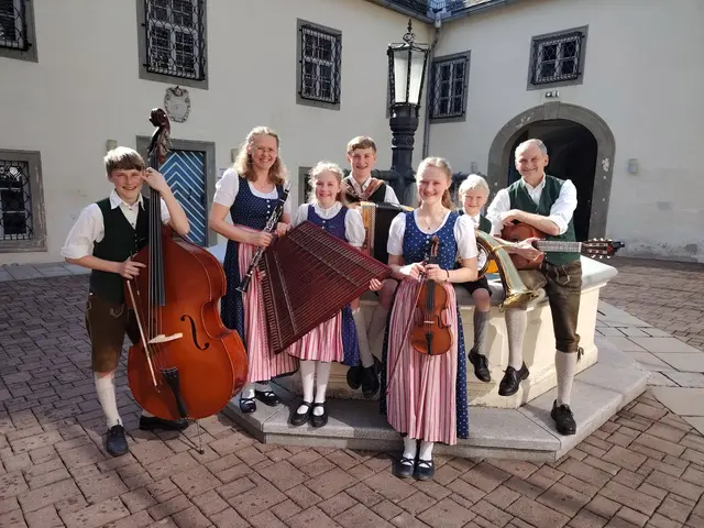 Prima la musica Anfang März leitete die Erfolgsgeschichte der Familie Klein ein. Ihre Besetzung mit Kontrabass (Winfried), Klarinette (Thusnelda), Hackbrett (Gerlind), Harmonika (Herwig), Geige (Reingard), Tuba (Alwin) und Gitarre (Wolfhard) bietet viele Klangmöglichkeiten (v.l.n.r).