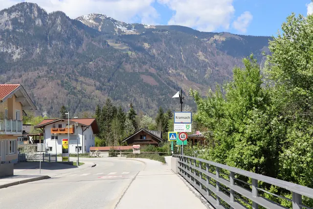 Rund 5.000 Menschen leben in Kramsach – die wachsende Gemeinde soll bald eine neue, zeitgemäße Schule bekommen.  | Foto: Martina Obertimpfler 