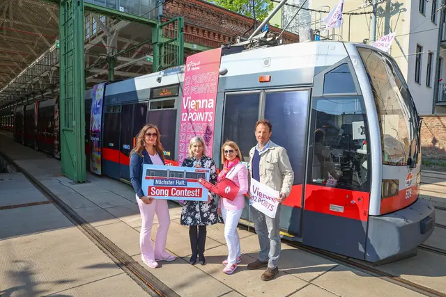 v. l.: Öffi-Stadträtin Ulli Sima (SPÖ), Monika Unterholzner (stv. Generaldirektorin der Wiener Stadtwerke), Alexandra Reinagl (Geschäftsführerin der Wiener Linien) und Michael Krön (Executive Producer des ESC 2026). | Foto: Stadt Wien/Rene Walletin