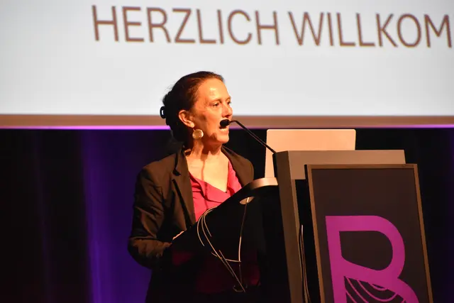 Beate Kayer, Leiterin des Kongressteams 2026 für das ÖHG Burgenland und Studiengangsleiterin an der Hochschule Burgenland bei ihrer Eröffnungsrede.  | Foto: Stefan Schneider/MeinBezirk