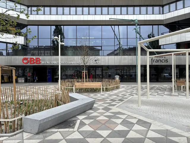 Der Julius-Tandler-Platz wurde ebenfalls runderneuert und mit Grünflächen ausgestattet. | Foto: Mathias Kautzky/MeinBezirk