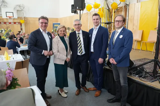 Innungsgeschäftsführer Johannes Weiß, WK-Vizepräsidentin Gabriele Lechner, Rudolf Peßl, Gabriel Peßl, Innungsmeister-Stv. Arno Adler (v. l.)  | Foto: STEP