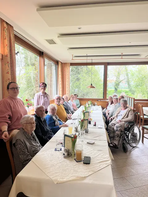 Die Jubilarinnen und Jubilare gemeinsam mit Gemeinderätin Sabrina Sackl-Bresslerund Bürgermeisterin Elisabeth Wagnes (beide stehend) | Foto: Gemeinde
