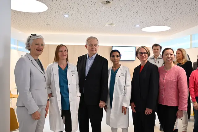 v.l.: Agnes Streissler-Führer (Landesstellenausschussvorsitzende der ÖGK), Friederike Treberer-Treberspurg (Leitende Ärztin), Johannes Steinhart (Präsident der Kammer für Ärztinnen und Ärzte in Wien), Asmaa Mahmoud (leitende Ärztin), Bezirksvorsteherin Michaela Schüchner (SPÖ) und Neo-Gesundheitssprecherin, Jing Hu. | Foto: Matthias Pandrea/Mein Bezirk