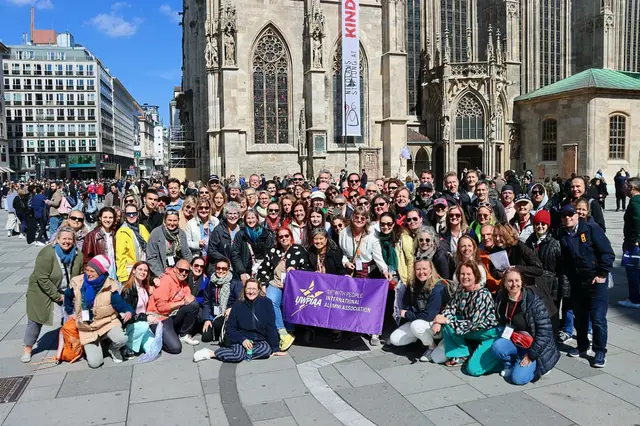 Zu einem Flashmob kamen rund 100 Teilnehmer aus 18 Ländern zusammen, um am Stephansplatz gemeinsam das Lied „Can We Sing a Song of Peace“ für den globalen Frieden zu singen. | Foto: „Up With People“/Zoroni