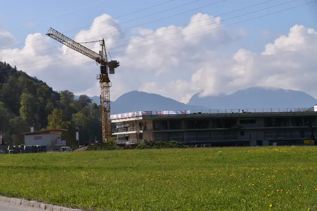 Die bestehende Künstlerresidenz in Erl wird um einen dritten Trakt erweitert.  | Foto: Barbara Fluckinger