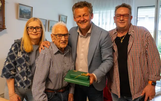 Emmerich Urschitz, gemeinsam mit Sohn und Tochter, freute sich über die persönlichen Geburtstagsglückwünsche von Bürgermeister Christian Scheider.

 | Foto: StadtKommunikation / Zechner