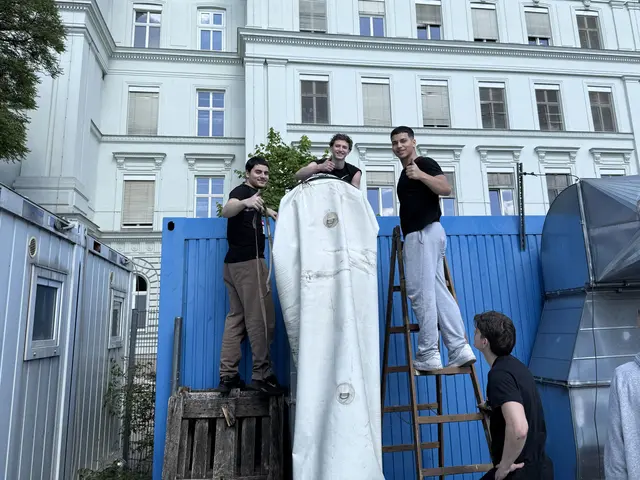 Alle Hände voll zu tun: Zahlreiche Handballerinnen und Handballer halfen beim Aufbau der neuen Traglufthalle am Bacherplatz. | Foto: BV5
