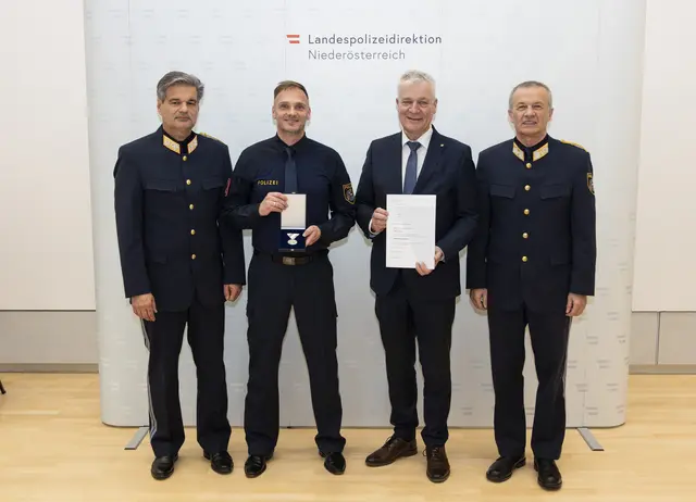 30 Jahre im Polizeidienst: Christian Hozjan wurde ausgezeichnet. | Foto: BPK Mödling/zVg